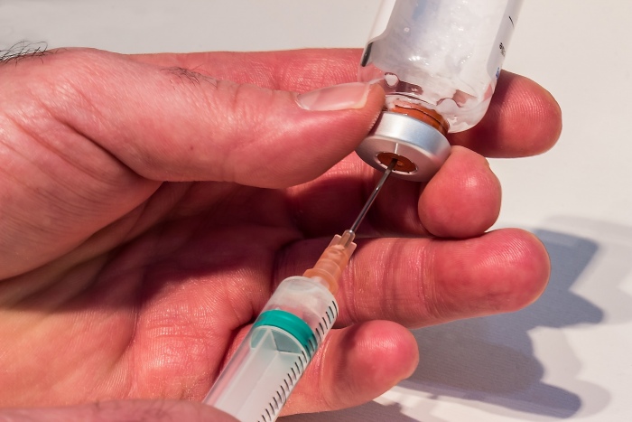 Les vaccins causent des dommages au cerveau, comme le stipule le manuel médical de Merck, un des principaux fabricants de vaccins